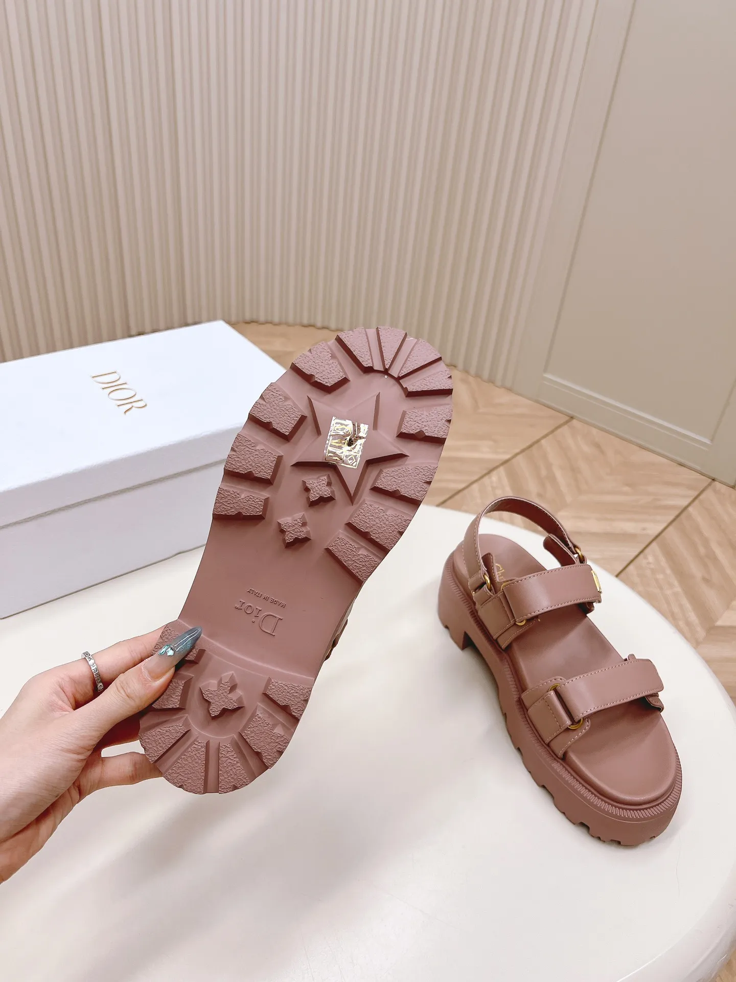 👟👟Ex-factory price 520👟👟 2024Dior Classic Velcro high-heeled sandals and slippers series original replica high version super durable and versatile style very comfortable on the foot, slim and tall, original leather upper, original d hardware buckle, original TPU outsole Heel height is about cm Size: 35-42